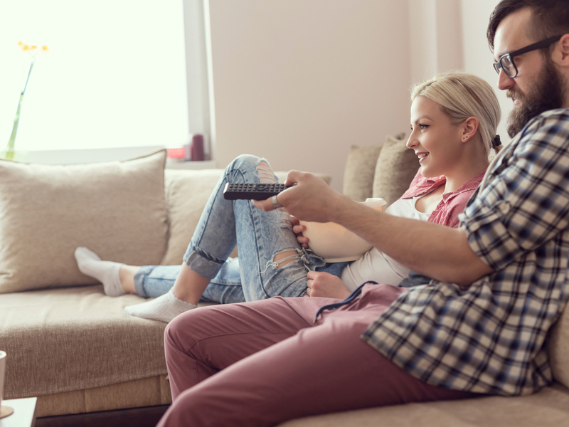Muškarac i žena gledaju televiziju